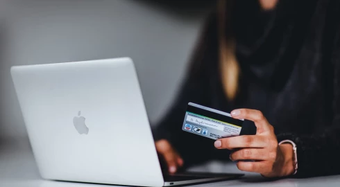 E-commerce w Polsce 2021: rośnie liczba  internautów kupujących online!