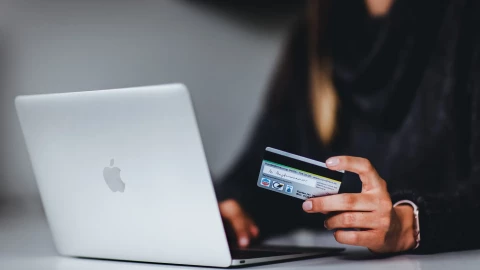 E-commerce w Polsce 2021: rośnie liczba internautów kupujących online!
