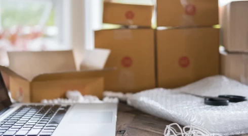 Trendy / badania: sprzedaż produktów ze zwrotów, wydajemy więcej online, wzrost e-commerce, marki kosmetyczne w e-commerce