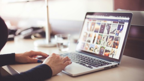 fot. Pexels - picjumbo.com Minimalizowanie rozmiaru obrazów w celu przyspieszenia strony, SEO, UX. Jak nowoczesne systemy CMS minimalizują obrazy? Zmniejszanie rozmiaru, miniatury, zmiana formatu pliku, WEBP.