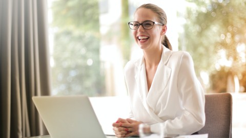 fot. Pexels - Andrea Piacquadio Funkcje systemu CMS (Systemu Zarządzania Treścią)