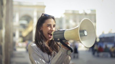 fot. Pexels - Andrea Piacquadio Dystrybucja treści w kampanii marketingowej. Jak nowoczesny CMS pomaga w Content Marketingu i Promocji Treści na przykładzie ICEberg CMS 5