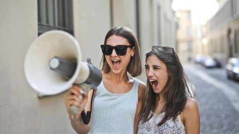 fot. Pexels - Andrea Piacquadio Stworzenie Platformy Ogłoszeniowej - pomysł na biznes i zarabianie online: Przewodnik Krok po Kroku
