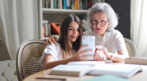 Dzień seniora 2024. Seniorzy a WCAG – Jak standardy dostępności cyfrowej wspierają osoby starsze w korzystaniu z internetu?