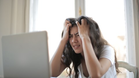 fot. Pexels - Andrea Piacquadio Nagły spadek pozycji w SEO (w Google) i ruchu na stronie internetowej. Zrozumienie problemu i wyjście z kryzysu