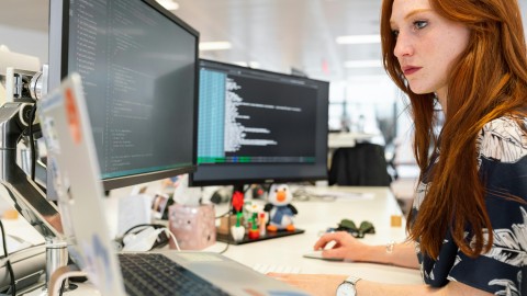 fot. Pexels - ThisIsEngineering Ciągła integracja / ciągłe dostarczanie - Continuous Integration-Continuous Delivery (CI/CD) — rewolucja w tworzeniu oprogramowania