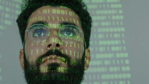 fot. Pexels - cottonbro studio Modele wdrożenia ICEberg CMS 5: Wdrożenie przez Krakweb, agencję e-commerce oraz samodzielne z własnym zespołem
