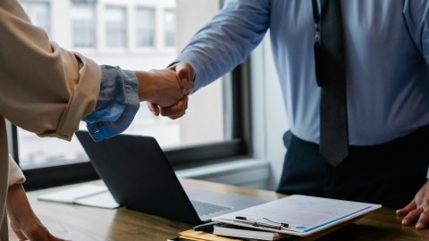 fot. Pexels - Sora Shimazaki E-commerce B2B i e-commerce B2C - różnice i podobieństwa w serwisie internetowym, procesie sprzedaży i strategii marketingowej