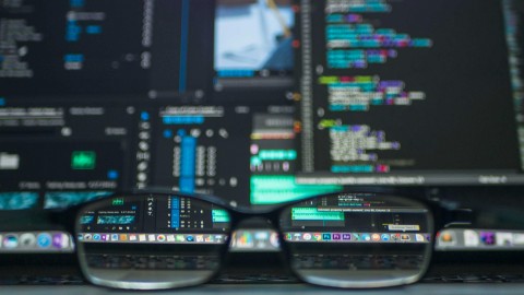 fot. Pexels - Kevin Ku Wpływ dostępności cyfrowej (zgodnie z WCAG) na SEO i konwersje: analiza korzyści biznesowych