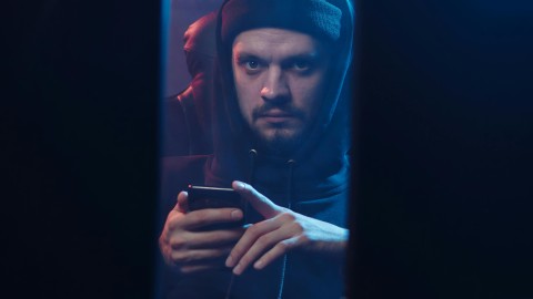 fot. Pexels - Mikhail Nilov Liczba cyberataków wzrosła w ostatnim roku o 38%: Jak zabezpieczać strony internetowe i aplikacje webowe?