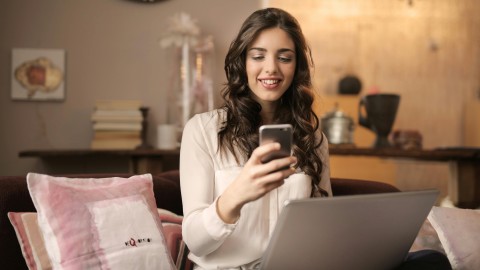 fot. Pexels - Andrea Piacquadio Progressive Web Apps (PWA) w E-commerce: szybsze i lepsze sklepy internetowe