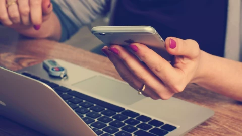 fot. Unsplash - Firmbee.com Tworzenie aplikacji mobilnych e-commerce w React Native. Integracja aplikacji mobilnych e-commerce z witryną e-commerce