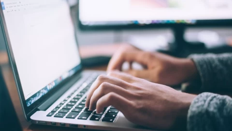 fot. Unsplash - Glenn Carstens-Peters Eksperci CMS i ich rola w usługach wsparcia stron internetowych