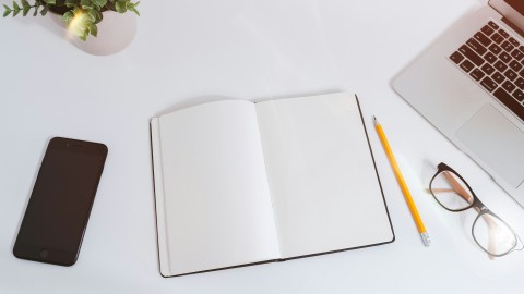 fot. Unsplash - JESHOOTS.COM Elementy skutecznego artykułu na bloga firmy B2B, którego celem jest konwersja na zapytania ofertowe o usługi firmy.