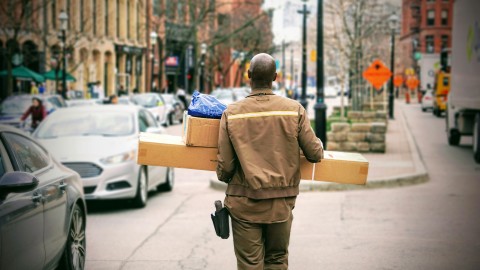 fot. Unsplash - Maarten van den Heuvel API brokera kurierów i integracja pośrednika kurierskiego