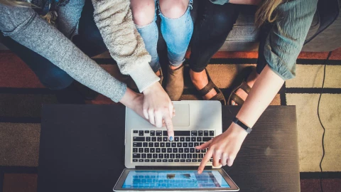 fot. Unsplash - John Schnobrich Wdrożenie e-learningu z LMS dla NGO (organizacji pozarządowej) - fundacji, stowarzyszenia. Korzyści, argumenty, przewagi.