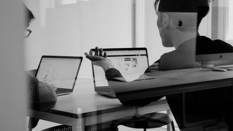 fot. Unsplash - charlesdeluvio Agencja tworzenia stron www – jak wybrać najlepszą?
