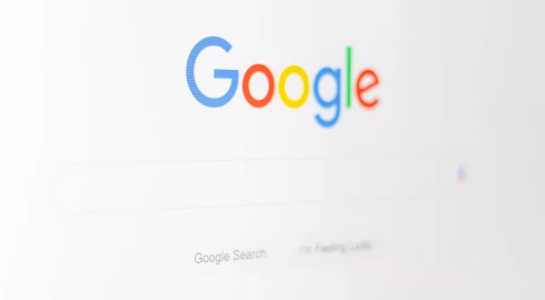 Google Discover: spersonalizowana brama do bogatych doświadczeń cyfrowych