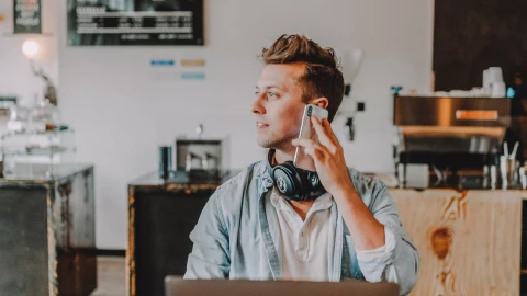 fot. Unsplash - Austin Distel Generowanie leadów B2B: wykorzystanie witryny internetowej Twojej firmy i nowoczesnego systemu CMS
