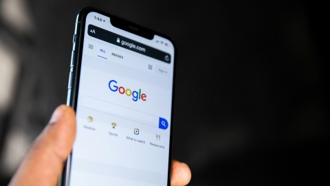 fot. Unsplash - Solen Feyissa Wyszukiwanie mobilne i pozycjonowanie w wynikach wyszukiwania wyszukiwarki mobilnej – Kluczowy element strategii marketingowych dla firm