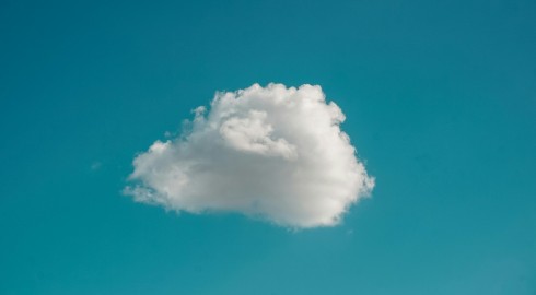 SaaS czy PaaS – który model wybrać dla e-commerce? Sklep w chmurze czy na swoim serwerze?