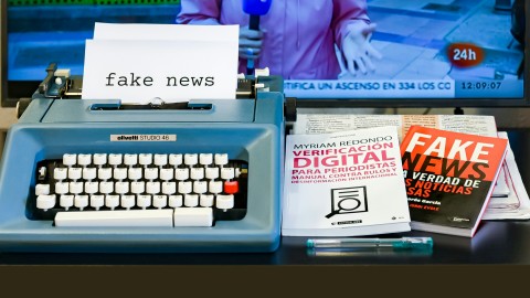 fot. Unsplash - Jorge Franganillo Ochrona przed dezinformacją: rola budowania marki, SEO i CMS
